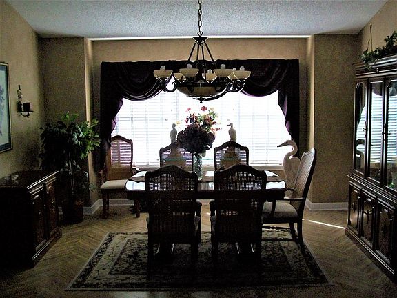 4th image of 77 Pinedale Dr