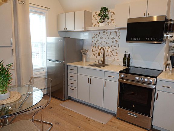 3rd image of 147 Bay 35th St #3