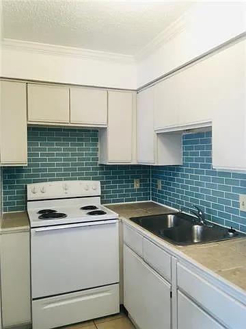 604 Rue St #D — Photo 5