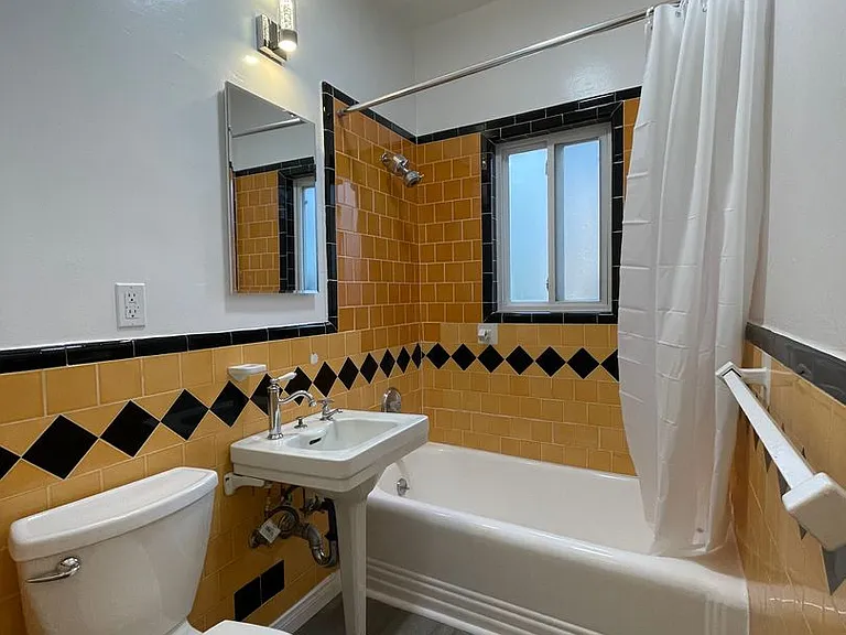 1355 N Gardner St — Photo 12
