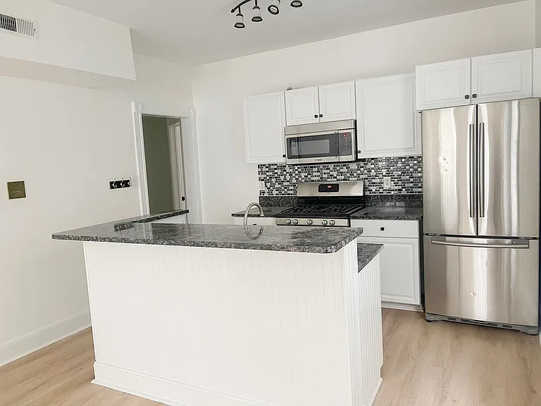470 E 7th St #4 — Photo 1