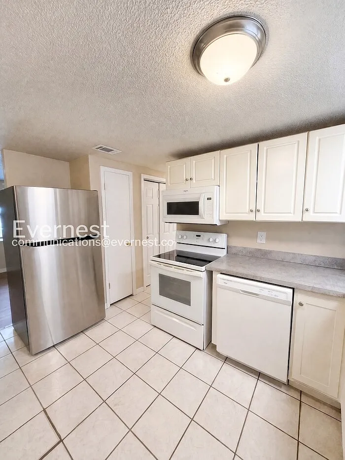 2 bed, 1.0 bath, 720 sqft, $1,095 — Photo 4