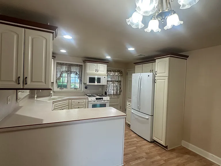 528 E Cherry St — Photo 8