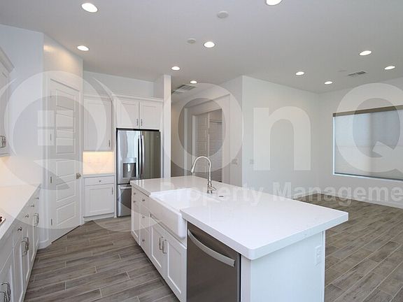 4th image of 4152 S Columbus Dr