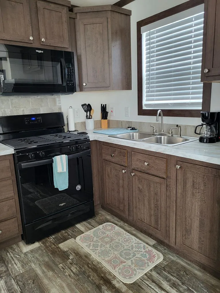 1 bed, 1.0 bath, 385 sqft, $1,300 — Photo 2