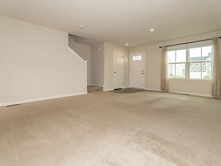 472 Roberta Dr — Photo 9