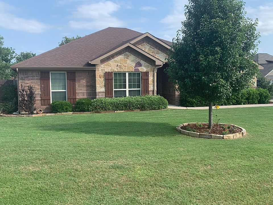 1st image of 210 Bridle Path Dr