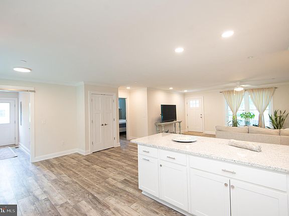 4th image of 115 Trinity Ct
