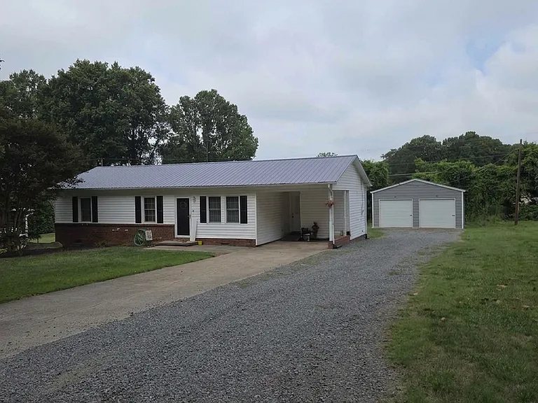 1004 Tracy St — Photo 2