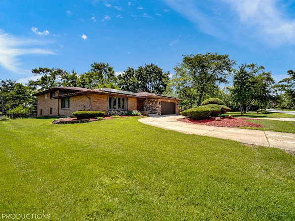 9121 S 85th Ave, Hickory Hills, IL 60457