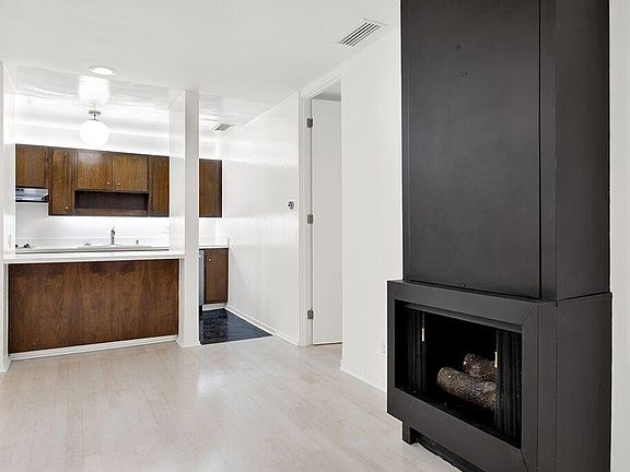 2nd image of 1147 N Clark St #201