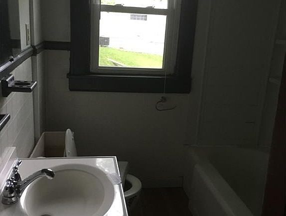 3rd image of 848 Larchmont Dr