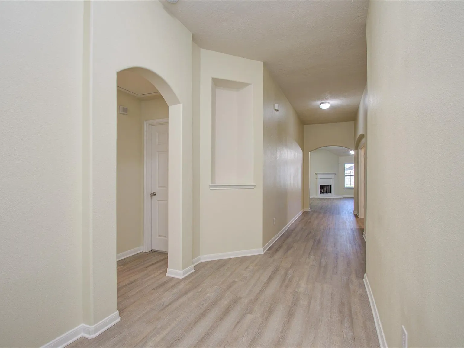 4 bed, 2.0 bath, 1988 sqft, $2,100 — Photo 4