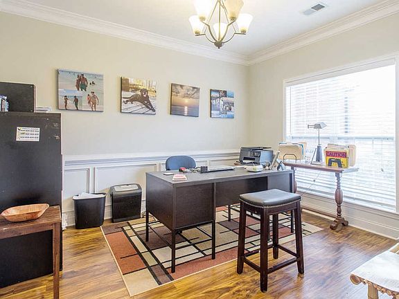 4th image of 501 Guinevere Ct