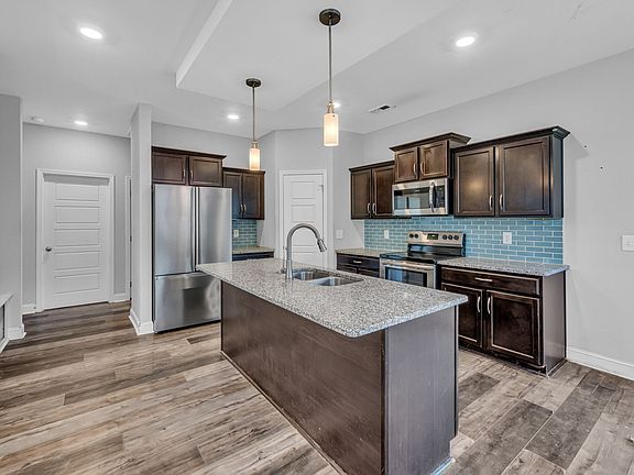 4th image of 121 Lucerne Ln