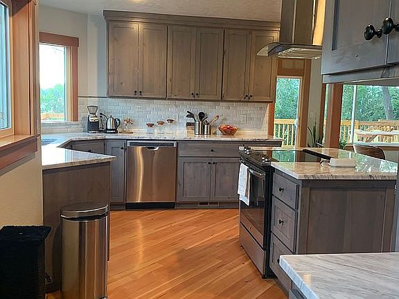 Kitchen w marble counters