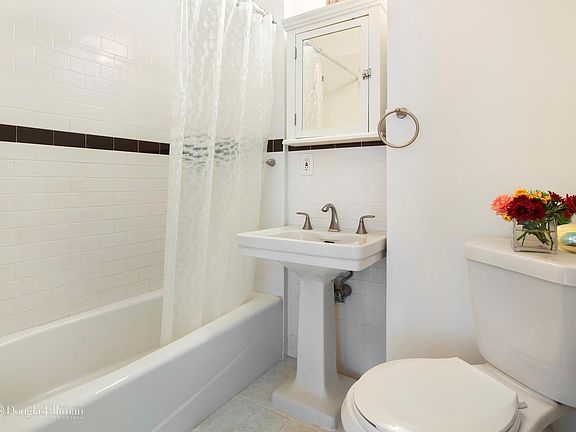 4th image of 127 W 79th St #3C