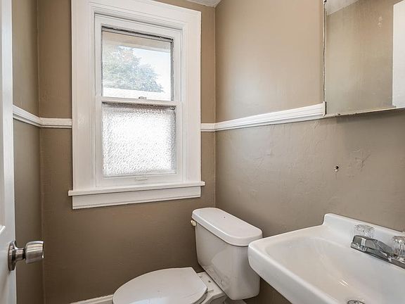4th image of 1300 E 76th St