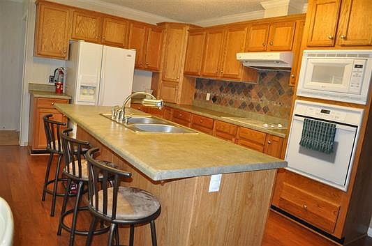 2nd image of 2201 Pineland Dr