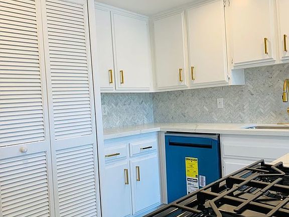4th image of 14735 Victory Blvd APT 3