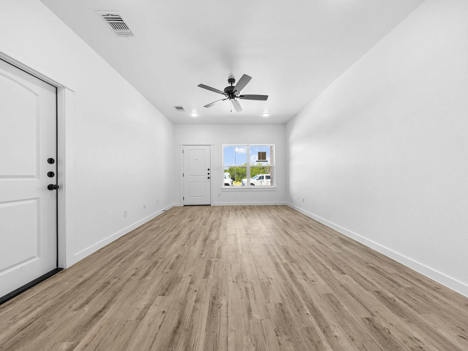 3 bed, 1289 sqft, $1,545 — Photo 3