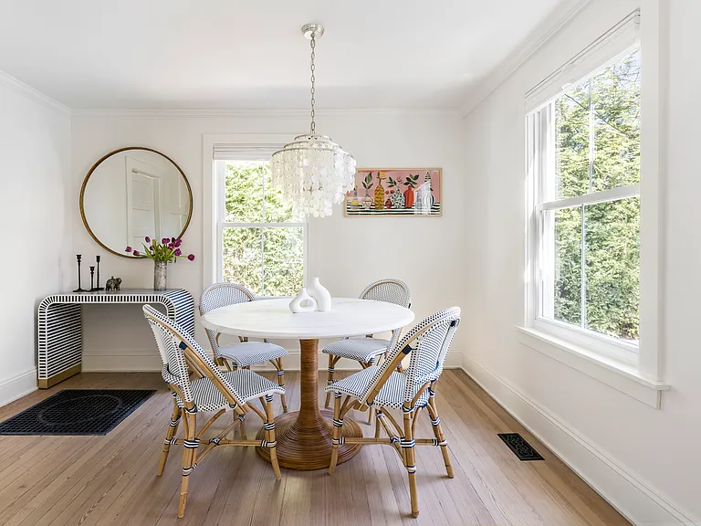 33 Halsey Ave — Photo 4