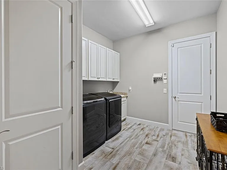 9515 Campanile Cir — Photo 24