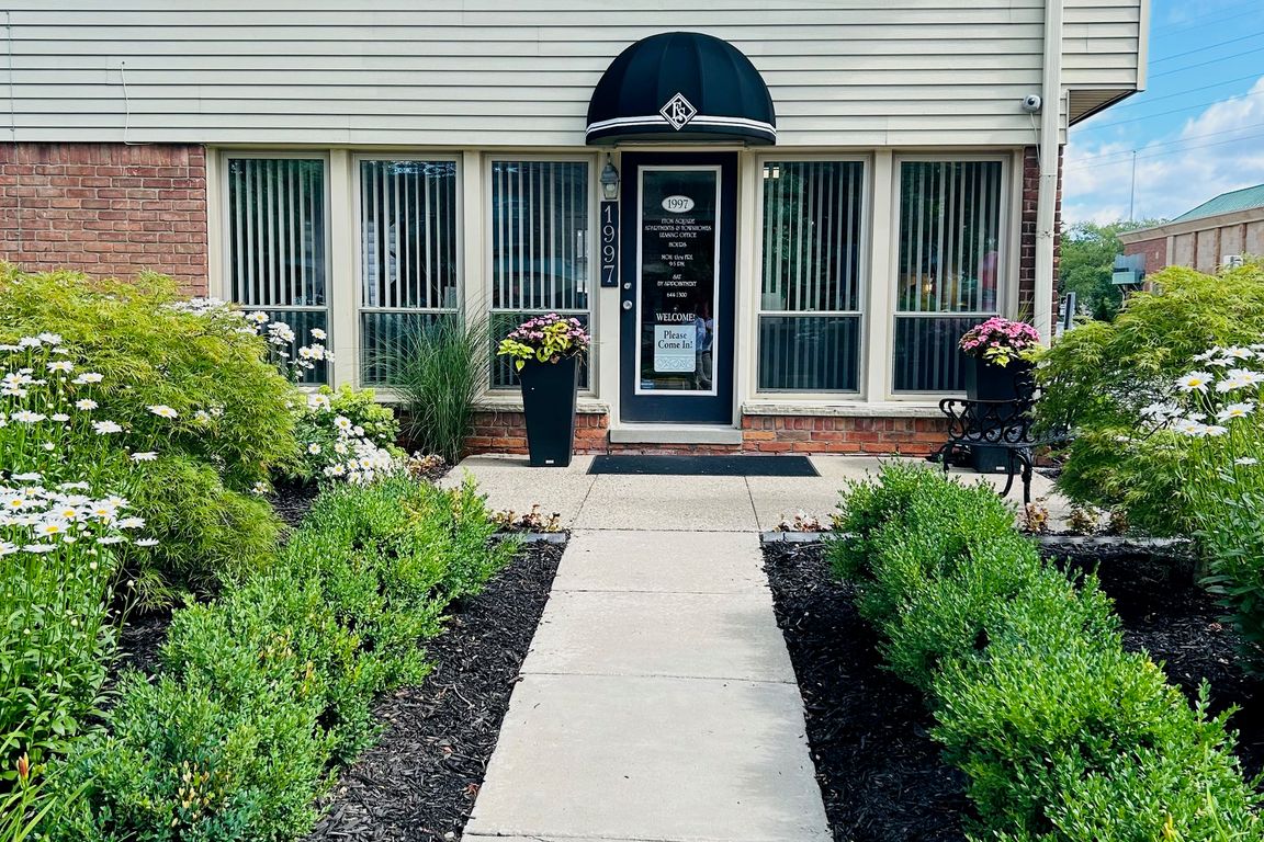 Exterior 2 Bedroom Townhouse Building - Office Location