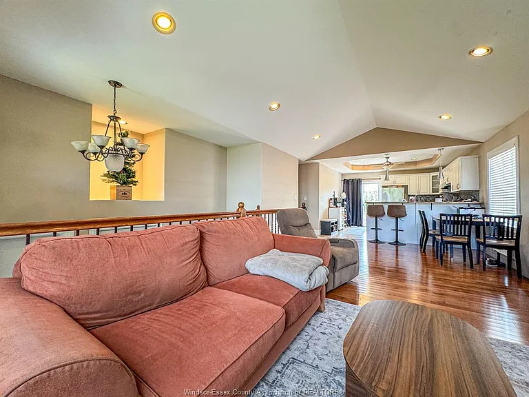 4583 Helsinki Cres — Photo 7