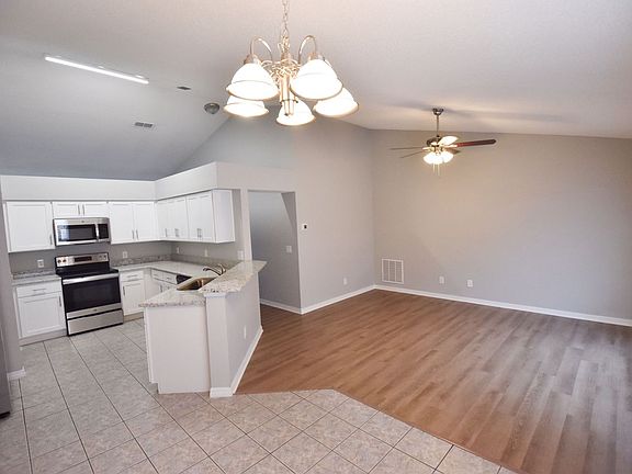 5th image of 4441 King Edward Dr