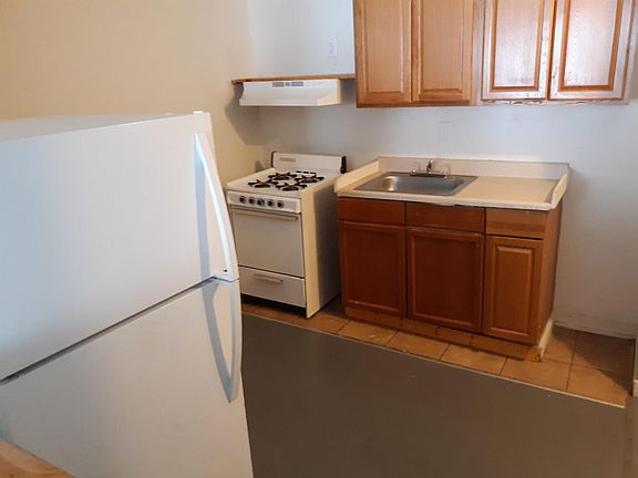 Apartment size kitchen, gas stove, refrigerator