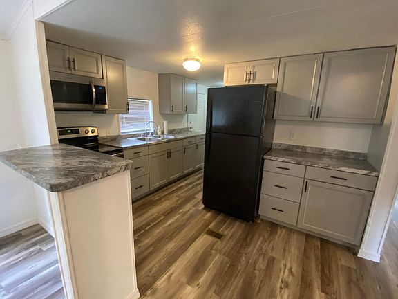 Newly renovated kitchen w/bar top