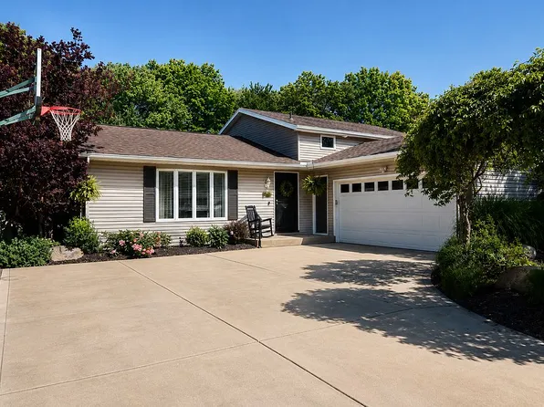 15269 Walnut Creek Dr, Strongsville, OH 44149