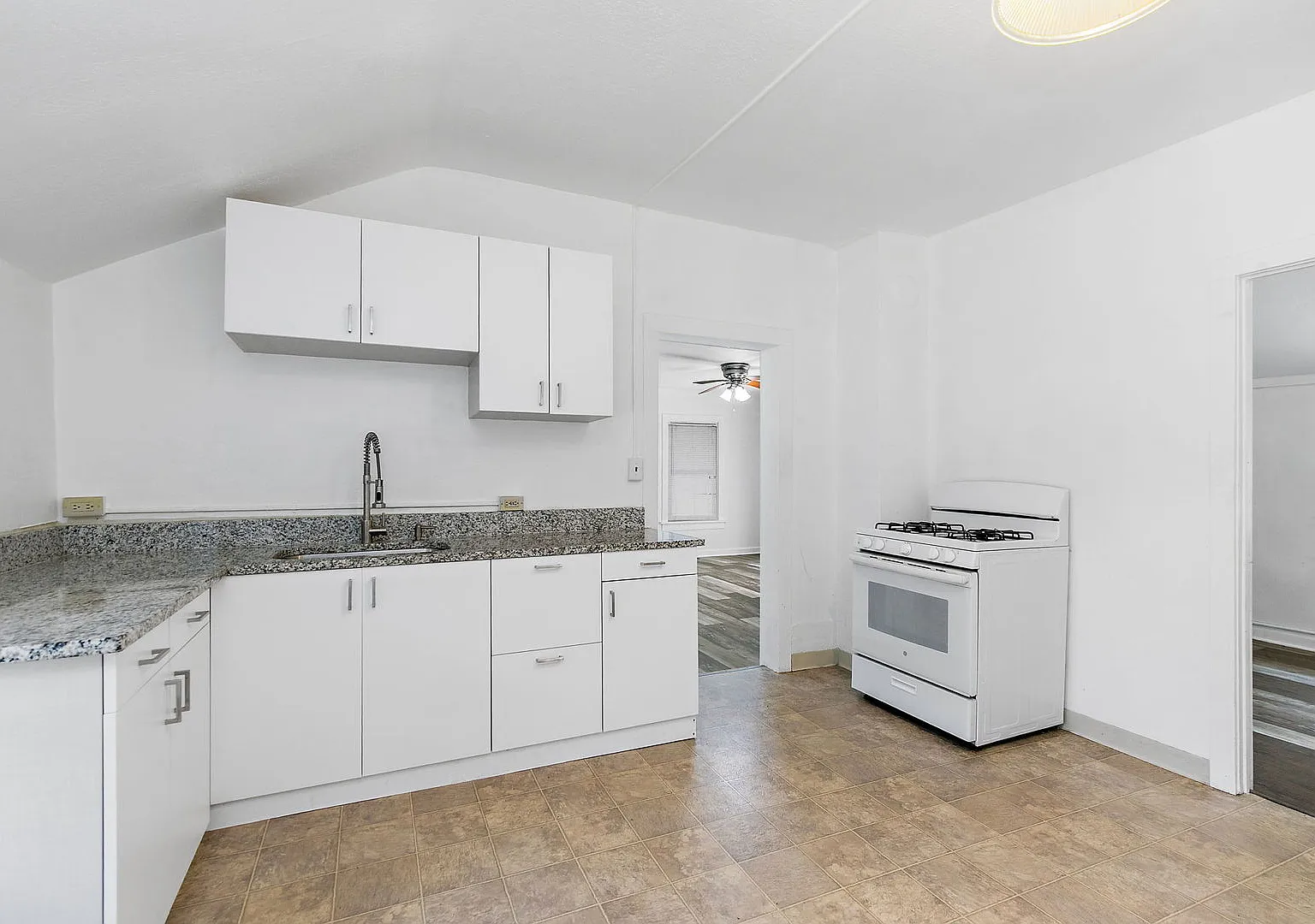 2 bed, 1000 sqft, $1,485 — Photo 2