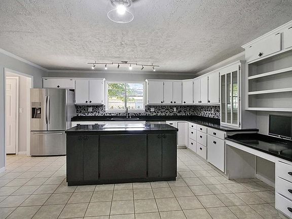 4th image of 1419 Beech St
