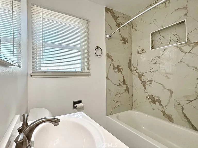 240 N Shamrock Ave — Photo 12