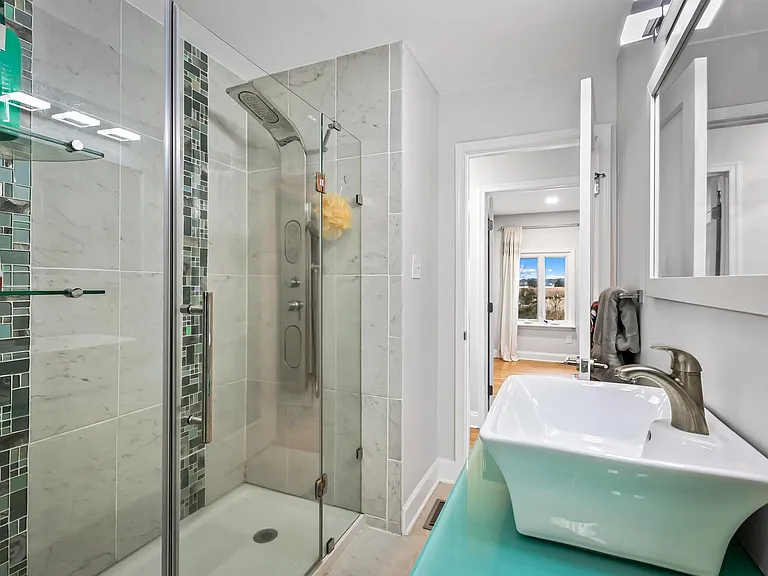 Amazing shower with body jets and rain shower head!