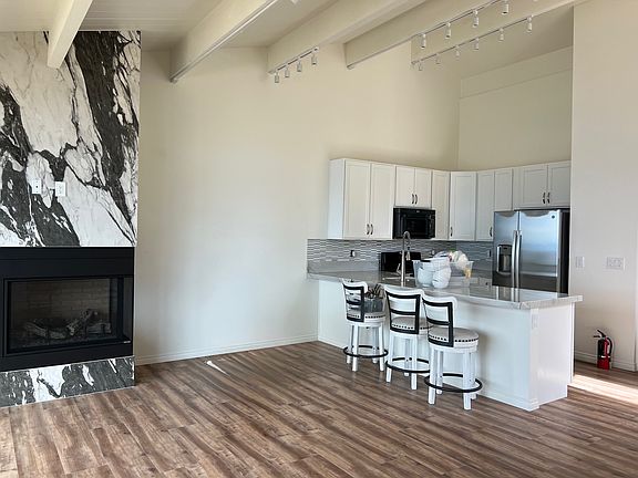 3rd image of 549 Lakeshore Blvd APT 17