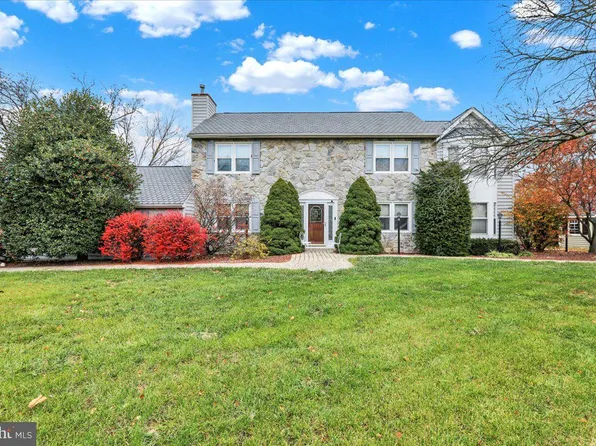 2 Hampton Dr, Gilbertsville, PA 19525