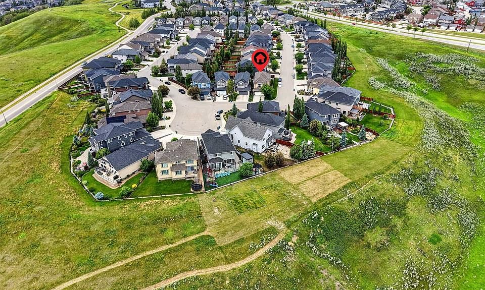 1st image of 131 W Cranarch Cres SE