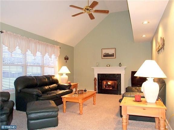 4th image of 323 S Brookside Dr