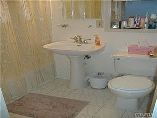 5th image of 127 Finch Ln APT 2B