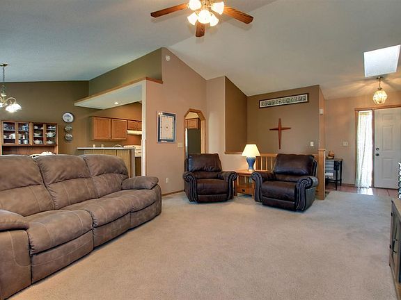 3rd image of 3617 N Governeour Cir