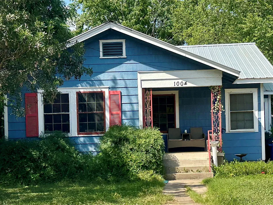 1004 E 38th 1/2 St