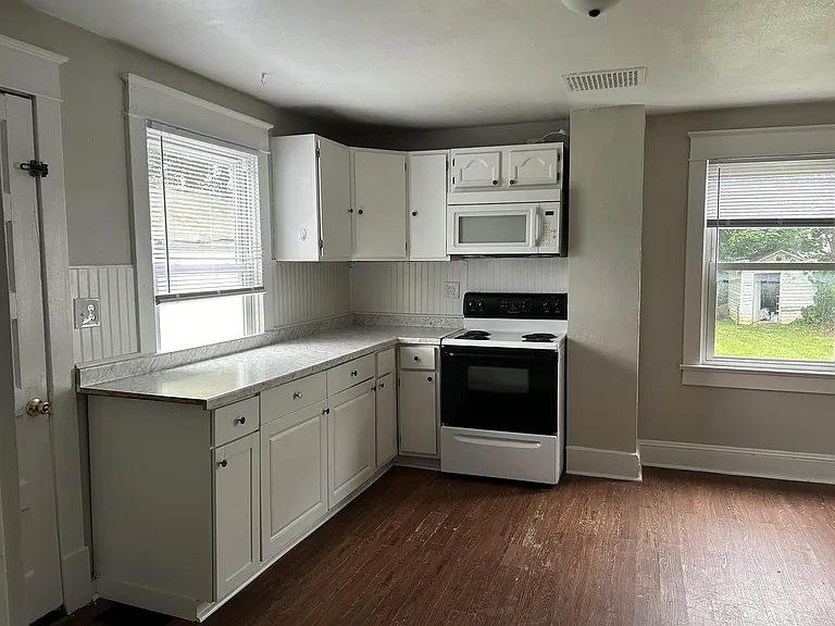 26 Jackson Ave — Photo 3