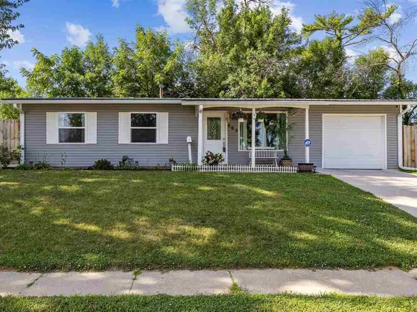 665 Hillview Dr, Marion, IA 52302