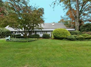 201 Parkway Dr, Roslyn Heights, NY 11577