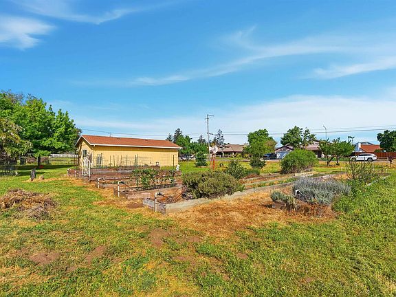 3rd image of 209 Honey Ln