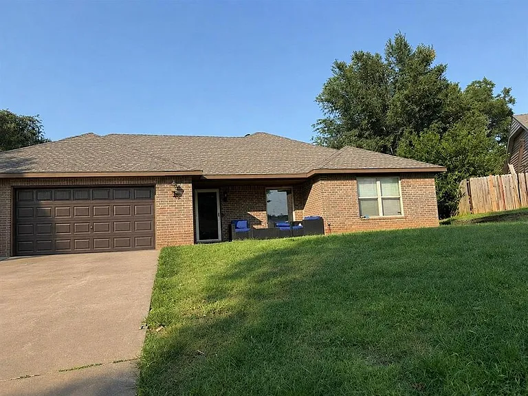 3215 Highland Dr — Photo 1
