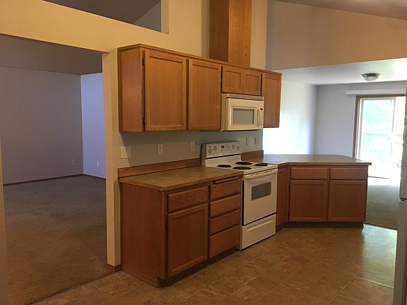 4th image of 779 Carriage Court Dr W